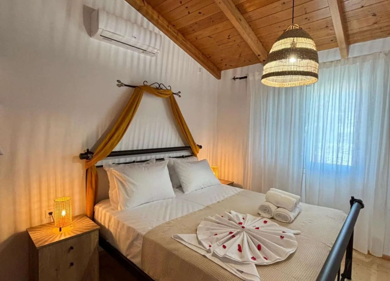 Villa Nacios Himare Bed & Breakfast